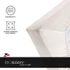 A close-up of a fitted sheet corner with informational graphics and branding on the left. Produktbild-Vorschau
