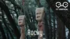 Zwei Hände halten das Trainingsboard "Rocky" von YY Vertical; aus Holz; aufgehängt zwischen Bäumen. Podgląd zdjęcia produktu