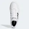 A top-down view of a white Adidas sneaker with black stripes. Anteprima dell’immagine prodotto