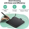 A hand holding a stylus over a drawing tablet, with feature callouts above. Voir les images du produit