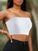 Frau trägt ein weißes trägerloses Tube-Top mit schwarzer Hose und Goldschmuck, im Freien Náhľad obrázku produktu