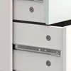 A close-up view of the front of a white dresser with three drawers. The drawers have metal drawer slides and visible screws. Anteprima dell’immagine prodotto