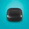 A black charging case for wireless earbuds is shown against a gradient blue background. Anteprima dell’immagine prodotto