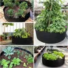 Collage aus schwarzen runden Stoff-Pflanzsäcken gefüllt mit verschiedenen Pflanzen und Erde in verschiedenen Gartenumgebungen Voir les images du produit