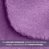 Close-up of a purple fleece blanket showing the stitched edge. Produktbild-Vorschau