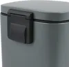A close-up view of the lid and latch mechanism of a gray trash can. Anteprima dell’immagine prodotto