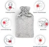 A fluffy gray hot water bottle surrounded by six circular diagrams illustrating its uses. Anteprima dell’immagine prodotto