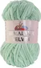 A ball of light green yarn with a label. Produktbild-Vorschau