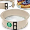 A baking pan with a glass bottom and a slice of cake with blueberries on top. Produktbild-Vorschau
