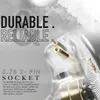 Close-up of an earphone connector with text highlighting its durability and features. Produktbild-Vorschau