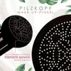Nahaufnahme eines schwarzen pilzförmigen Make-up-Pinsels mit kleinen hellen Punkten, zeigt Textur und Design Anteprima dell’immagine prodotto