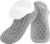 Paar graue Zopfstrick-Hausschuhe-Socken mit weißem flauschigem Innenfutter und Anti-Rutsch-Noppen auf der Sohle Náhľad obrázku produktu