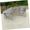 Zwei silberne tragbare Campinggrills aus Edelstahl, einer groß und einer klein, auf einer hellen Fläche im Freien Anteprima dell’immagine prodotto