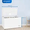 A white chest freezer with its lid open, showing internal compartments and some food items. Dimensions are indicated by blue lines and text. Produktbild-Vorschau