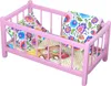Ein hölzernes Puppenbett in Rosa mit Bettwäsche im Produktbild-Vorschau 3