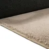 Close-up view of the edge and underside of a beige rug, showing its texture and backing. Anteprima dell’immagine prodotto