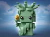 A LEGO BrickHeadz model of the Statue of Liberty against a sky background. Produktbild-Vorschau
