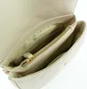 Close-up view of the interior of a beige handbag. Anteprima dell’immagine prodotto