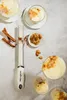 A Microplane zester is shown with ingredients and desserts, suggesting its use in food preparation. Anteprima dell’immagine prodotto