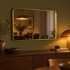 LunaMirror Theo Wandspiegel 75 x 50 cm, abgerundetes Rechteck, gerillter Aluminiumrahmen, Gold – 3 Produktbild-Vorschau