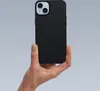 A hand holding a black smartphone case. Náhled obrázku produktu