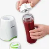 A person is assembling a blender by attaching the blade mechanism to a cup filled with a red smoothie. Produktbild-Vorschau
