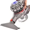 Close-up of a gray Dyson vacuum cleaner attachment being held by a hand. Produktbild-Vorschau