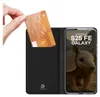 A hand inserts a credit card into a phone case that is open to reveal a phone screen with an armadillo image. Produktbild-Vorschau