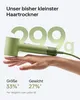A hand holding a green hairdryer with text and graphics highlighting its size and weight. Voir les images du produit