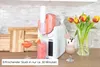 Die Unold Slush-Eismaschine Susi steht auf der Küchentheke und spritzt roten Slush in ein Glas. Dane Produktbild-Vorschau