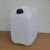 A white plastic water canister with a black cap sits on a wooden surface against a textured white wall. Anteprima dell’immagine prodotto