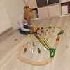 Set di trenini elettrico in legno, 57 pezzi, lunghezza 320 Anteprima dell’immagine prodotto 18