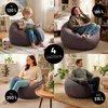 Collage of four images showing different people using Lumaland Sitzsack Comfort beanbags in various sizes and settings. Voir les images du produit