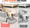 A split image showing a cat using a litter box with a filtering footboard on the left, and a cat using a litter box without one on the right, highlighting the difference in litter scatter. Náhľad obrázku produktu