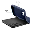 A dark blue phone case is shown being flexed away from a black smartphone, highlighting its flexibility and raised camera edge. Produktbild-Vorschau