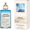A bottle of Maison Margiela Replica Sailing Day Eau de Toilette and its packaging are displayed side-by-side against a white background. Voir les images du produit