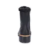 A back view of a black boot with a fur lining. Voir les images du produit