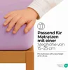 A child's hand rests on a light purple fitted sheet on a wooden bed frame. Text and logos are overlaid on the right side. Produktbild-Vorschau