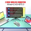 A gaming mouse is shown on a desk with a laptop and tablet, with a monitor displaying connection instructions. Produktbild-Vorschau