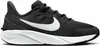 A black Nike Star Runner 4 sneaker with a white Nike swoosh logo and a white sole, shown from the side against a white background. Voir les images du produit