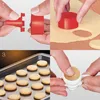 A collage of four images showing how to use a cookie cutter to make filled pastries. The first image shows the parts of the cookie cutter. The second shows the cutter being used to cut dough. The third shows baked cookies on a baking sheet. The fourth show Anteprima dell’immagine prodotto