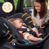 A mother is adjusting a baby in a car seat inside a car. Orange arrows indicate airflow. Náhled obrázku produktu