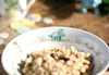 A close-up of a bowl of cereal with dinosaur-themed decorations on the rim. Produktbild-Vorschau
