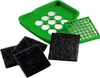 A green plastic tray with circular cutouts and a green perforated grid are shown next to four black square filter pads. Anteprima dell’immagine prodotto