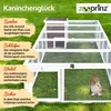 A rabbit hutch with an attached run, set up on a grassy lawn. Text overlays describe the features of the hutch. Produktbild-Vorschau