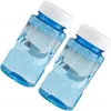 Zwei kleine blaue Plastikflaschen mit Seifenblasenlösung und weißen gerippten Verschlüssen, auf weißem Hintergrund geneigt Náhled obrázku produktu