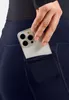 Hand steckt ein Smartphone in eine seitliche Tasche einer dunkelblauen Odlo Essentials 3/4-Lauftight Anteprima dell’immagine prodotto