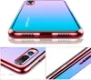 A collage of images showing a smartphone case with a gradient color design. Anteprima dell’immagine prodotto