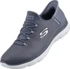 Auf dem Bild ist ein blauer Freizeitschuh zu sehen der von der Seite betrachtet wird. Der Schuh hat eine sportliche Silhouette mit einem atmungsaktiven Obermaterial und einer rutschfesten Sohle.