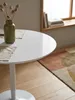 Makroaufnahme der hochglänzenden, weißen Tischplatte aus lackiertem MDF, die die glatte und pflegeleichte Oberfläche des modernen Frühstückstisches zeigt._#sku_SAFWL6.504# Produktbild-Vorschau